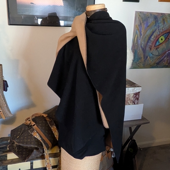 Reversible Cape - Picture 1 of 3